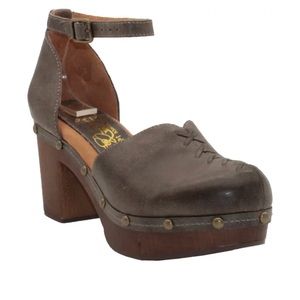 NWOT Sbicca Donerail clogs size 9